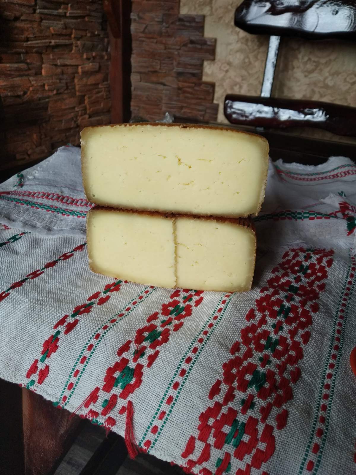 Выдержанные твердые коровьи и козьи сыры